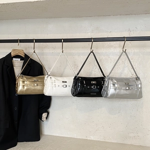 Minimalistische Baguette-Schultertaschen in Gold, Silber, Schwarz und Weiß glänzend