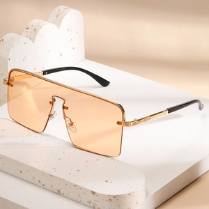 Lunettes de soleil carrées en métal avec verres orange et monture dorée élégante