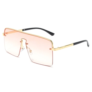 Lunettes de soleil carrées en métal avec verres dégradés roses et monture dorée chic
