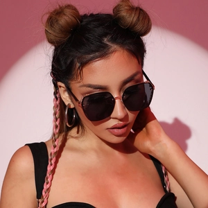 Fashionable oversized sunglasses with rose gold engraved metal details for women