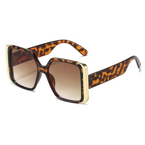 Modieuze oversized vierkante zonnebril met schildpadmontuur en gouden metalen accenten