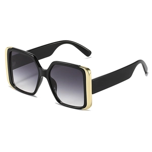 Modieuze vierkante oversized zonnebril met zwart montuur en gouden details aan de zijkant