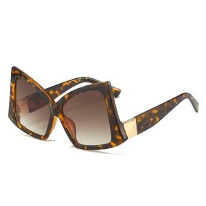 Fashionable oversized butterfly sunglasses with tortoise frame and brown gradient lenses