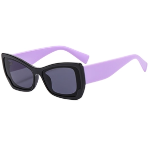 Retro cat eye zonnebril met zwart montuur en lavendelpaarse pootjes voor stijl