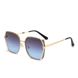 Modische quadratische Gold-Metall-Sonnenbrille mit blauem Farbverlauf auf weißem Grund