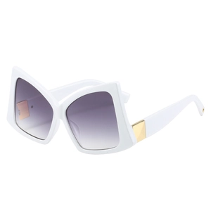 Lunettes papillon blanches avec verres dégradés violets et détails en métal doré