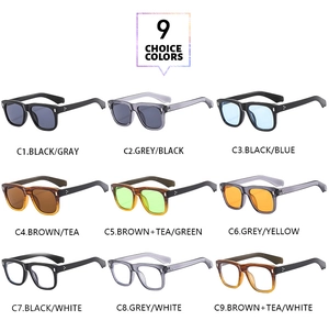 Présentation matricielle de lunettes de soleil carrées en neuf coloris différents