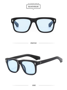 Détail de lunettes de soleil noires carrées avec verres bleu clair et clous métalliques