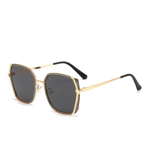 Moderne goldene quadratische Metall-Sonnenbrille mit schwarzen Gläsern und Streifen