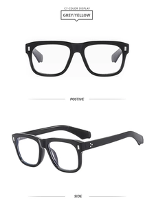 Détail de la monture contrastée gris et jaune avec points métalliques sur lunettes de soleil