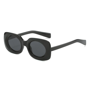 Trendige schwarze eckige Sonnenbrille mit grauen Gläsern im luxuriösen Retro-Design