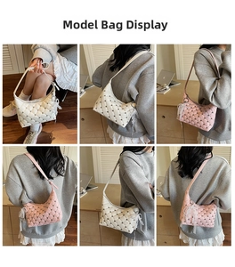 Détails du sac bandoulière matelassé avec rivets et pendentif noeud en dentelle