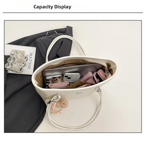 Vue intérieure montrant la grande capacité du sac fourre-tout à relief crocodile blanc