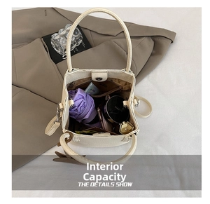 Vue de dessus du sac seau crème montrant une grande capacité et une poche zippée