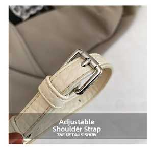 Détail de la bandoulière réglable en cuir crème avec boucle en métal argenté