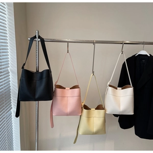 Detailed display of four color options for the lychee grain leather bucket bag set