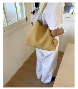 Dettaglio della grande borsa tote giallo zenzero con mini portamonete e morbida pelle PU