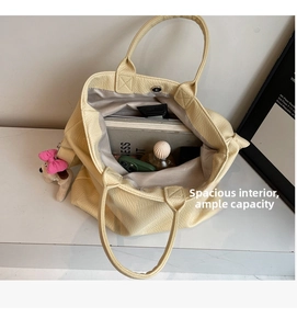 Vista interior del bolso tote de cuero suave crema que muestra su gran capacidad