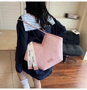 Pink pleated tote bag detail featuring unique V-cut design and brand decorative ribbon