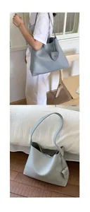 Dettaglio della borsa tote azzurra in pelle martellata con fibbia decorativa frontale