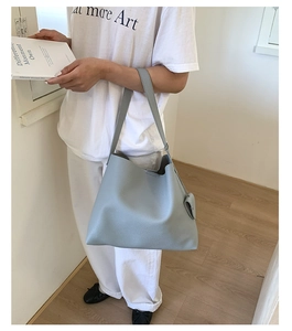 Dettaglio della borsa tote grigio chiaro con trama a grana e portamonete coordinato