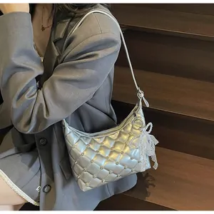 Détail du sac à main matelassé argenté avec strass, dentelle et perles nacrées