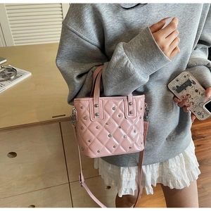 Detail der rosa gesteppten Lackleder-Beuteltasche mit silbernen Nieten und Metallteilen