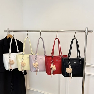Große Shopper-Taschen mit Krokoprägung in fünf Farben und süßem Bärenanhänger für Damen