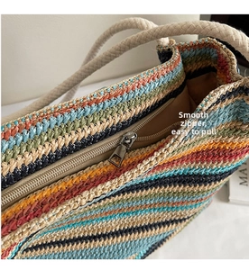 Détail de la fermeture éclair en métal et texture tissée colorée du sac de plage