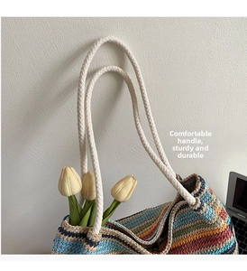 Détail du sac cabas tissé à rayures colorées avec des poignées en corde de coton