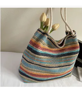 Détail du sac cabas en paille à rayures colorées avec des anses en corde de coton crème