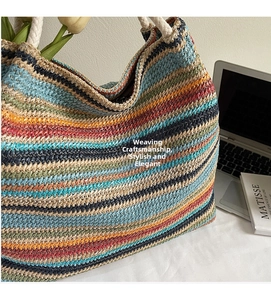 Gros plan du sac cabas rayé en paille tissée avec des anses en corde de coton robustes