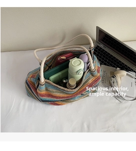 Vue de dessus du sac en paille rayé montrant la grande capacité pour les essentiels