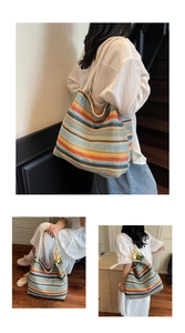 Détail d'un sac cabas en paille à rayures colorées avec poignées en corde blanche épaisse
