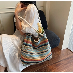 Détail du sac cabas en paille à rayures multicolores avec anses en corde pour les vacances