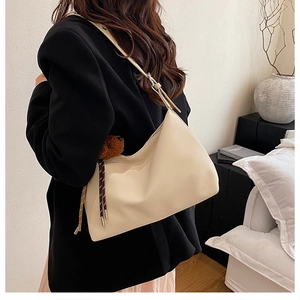 Sac hobo minimaliste blanc crème porté épaule avec charmant petit ours en peluche brun