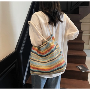 Détail du grand sac cabas tissé multicolore avec anse en corde de coton sur l'épaule