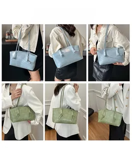 Sac fourre-tout tendance avec bretelles nouées en bleu et vert porté par un mannequin