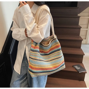 Détail du grand sac cabas tissé à rayures colorées avec des anses en corde épaisse