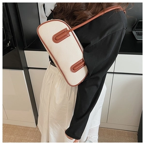 Borsa sottobraccio minimalista in tela beige con finiture in pelle marrone su modella