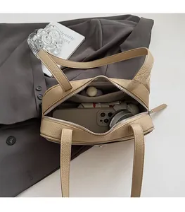 Makroansicht der hellbraunen Lederhandtasche mit großem Innenfach und praktischem Stauraum