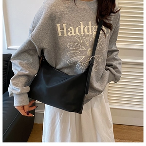 Sac sous le bras croissant noir chic avec bandoulière réglable et détails argentés