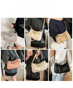 Vues détaillées de sacs bandoulière multicolores aux textures tendance de la saison 2025