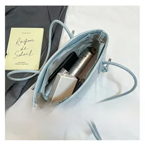 Intérieur spacieux de ce sac cabas en simili cuir montrant les objets du quotidien