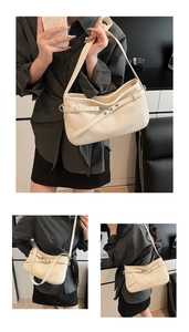 Détail du sac sous l'aisselle en velours côtelé crème avec texture côtelée et rivets