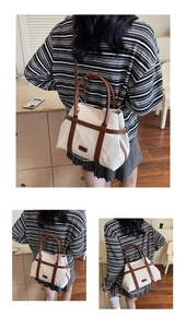 Détails du sac seau en toile et cuir marron avec bandoulière réglable pratique