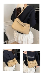Détails du sac à bandoulière plissé beige avec sangle réglable et finition texturée