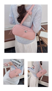 Nahaufnahme der rosa Lederschultertasche mit silberner Schnalle und Tragegriffen