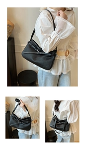 Détail de la texture plissée noire et des boucles argentées sur un sac à bandoulière
