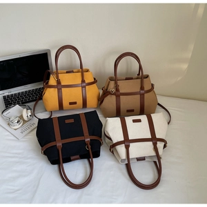 Détail des sacs fourre-tout vintage en toile en jaune, beige, noir et blanc crème